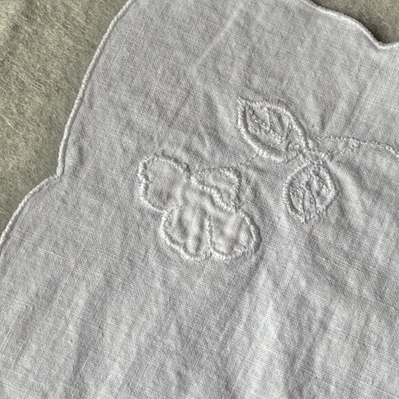 Embroidered Floral Placemats Napkins 17" X 12" White Scalloped Edges Set of 4 - Picture 7 of 10